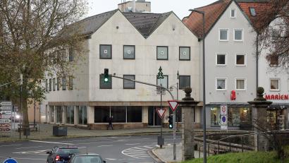 Bild: Wolfgang Steinbacher
Ein trostloses Bild gibt sie ab, die ehemalige Müller-Filiale mit ihren dunklen Fenstern am Eingang zur Altstadt. Nur noch die Aufkleber an den Fenstern im 2. Stock zeugen von der Zeit als Geschäftshaus. Besucher in die Innenstadt zu locken, dürfte mit diesem Bau nicht gelingen.