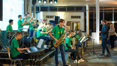 Bild: Andrea Roith/exb
King-Size-Juniors mit ihren Leitern Markus und Peter König swingen zugunsten der kleinen Hanna.