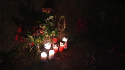 Bild: Bernd Weißbrod/dpa
Blumen und Kerzen stehen an Markierungen der Spurensicherung der Polizei an einem Tatort auf einem Weg. Zwei Mädchen wurden auf ihrem Schulweg angegriffen und schwer verletzt.