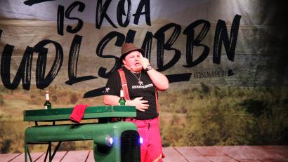 Bild: prh
Mit seinem authentischen Frohsinn, teils derben und frivolen Humor riss der Addnfahrer die über 600 Zuhörer in der Stadthalle über 3 Stunden lang zu wahren Lachsalven hin.