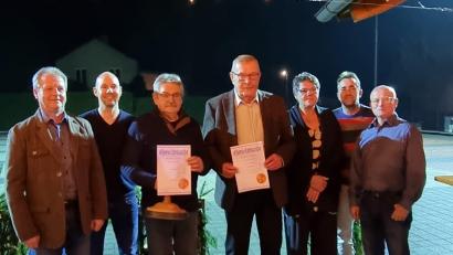 Bild: Georg Kick/exb
Jakob Butz und Ernst Hüther (Dritter und Vierter von links) wurden beim Jubiläumsabend der Eisstockabteilung der SpVgg ausgezeichnet.