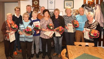 Bild: njn
Bürgermeisterin Marion Höcht (hinten, von links), Altbürgermeister Franz Stangl sowie Dritter Bürgermeister und Kassier Reinhard Naber mit den Geehrten (vorne, von links) Emma Kleebauer, Mathilde Wiesent, Sylvia Schäfer, Maria Schäffler, Gertraud Meisl, Bärbel Schmidt, Werner Ruhland und Vorsitzende Gertrud Zitzler.