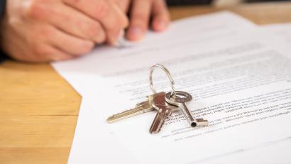 Symbolbild: Christin Klose/dpa
Kaum war der Mietvertrag unterschrieben, floss auch schon der Alkohol. Das hatte in Sulzbach-Rosenberg Folgen für Mieter und Vermieter.