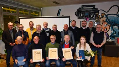 Bild: Dagmar Nachtigall/exb
Die Vorstandschaft der SpVgg SV weiden mit Vorsitzendem Michael Kurz (Fünfter von rechts) mit den Geehrten und den drei Ehrenmitgliedern Willi Leitermann, Erich Dippl und Karl-Heinz Luber (Mitte von links nach rechts sitzend)