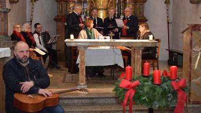 Bild: bnr
Sänger und Musikanten stimmten beim altbayerischen Adventssingen in der St. Anna Kirche auf Weihnachten ein.