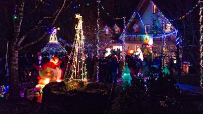 Bild: njn
In den weihnachtlich geschmückten Garten der Familie Biederman in der Tirschenreuther Straße hatte die Siedlergemeinschaft zu ihrer Nikolausfeier eingeladen.