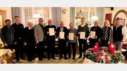 Bild: bey
Pater John Gali, Zweiter Vorsitzender Stefan Kabitschke, Präses Pater Reinhold Schmitt, Kolping-Senior Thomas Müllner (von links) danken den langjährigen Mitgliedern Albert Müllner, Johann Rewitzer, Josef Uschold (alle 60 Jahre), Herbert Stahl und Lothar Baier (beide 50 Jahre) für ihre Treue zur Kolpingsfamilie. Bürgermeister Rainer Rewitzer und Zweite Bürgermeisterin Andrea Lang (von rechts) schließen sich den Dankeswünschen an.