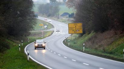 Bild: Gabi Schönberger
Kurz nach der Kreuzung Weiherhammer / Artesgrün auf der Staatsstraße 2238 ist am Dienstag ein tödlicher Verkehrsunfall passiert. Ein in Richtung Weiden fahrender Lkw erfasste einen Fußgänger.