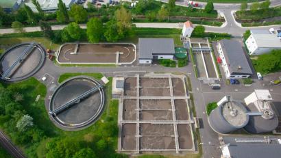 Bild: Thilo Hierstetter
In der Kläranlage in Unterschwaig wird das Sulzbach-Rosenberger Abwasser aufbereitet. Die Technik dafür ist aufwendig und energieintensiv. Über den Abwasserpreis werden diese Kosten teilweise aufgefangen.