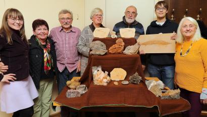 Bild: Wolfgang Steinbacher
Beim Jahresabschluss der Freunde der Mineralogie und Geologie wurden die schönsten Funde prämiert. Von links: Aleksandra Vejde, Christa Schenk, Hans Schenk, Dr. Christine Paschen (Vorsitzende), Gustav Steyer (2. Vorsitzender), Johannes Rosenboem und Irene Kugler (Kassiererin und Schriftführerin).