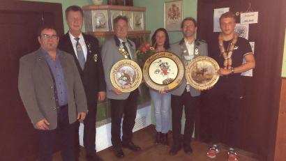 Bild: Schützenverein Eichenlaub-Lohengrin/exb
Königsproklamation bei Eichenlaub-Lohengrin: Im Bild von rechts Fabian Stock, Klaus Herneczky, Sonja Herneczky (in Vertretung der Schützenliesl Sabine Queck) und Berthold Meierhöfer. Den Siegern gratulierten (von links) Marktrat Michael Klarner und Gauschützenmeister Manfred Zölch.