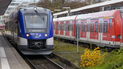 Symbolbild: Andreas Arnold
Ein „Wasserstoffzug“ steht im Bahnhof Bad Homburg (Hessen) neben einer konventionellen S-Bahn. In rund sechs Jahren sollen wasserstoffbetriebene Züge auch durch die Oberpfalz fahren.