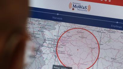 Symbolbild: Oliver Berg
Am Donnerstag, 8. Dezember ist bundesweiter Warntag. Dann treffen via Cell-Broadcasting Warnmeldungen per SMS auf die meisten Mobiltelefone.