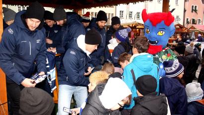 Bild: R. Kreuzer
Bei der ersten Autogrammstunde der Blue Devils nach der Pandemie stehen die Fans reihum.