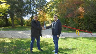 Bild: ads
Die beiden Jugendbeauftragten der Stadt Schnaittenbach, Thomas Hottner (links) und Daniel Hutzler, sind sich einig, dass der Mehrgenerationen-Spielplatz am Bürgerwald eine Bereicherung für alle Schnaittenbacher wäre.