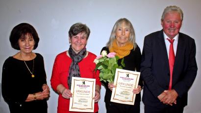 Bild: R. Kreuzer
Vorsitzende Bräbel Strobl (von links) überreicht zusammen mit zweitem Vorsitzenden Hans Forster (rechts) bei der Weihnachtsfeier des Bundes der Berliner an treue Mitglieder Urkunden. Auf dem Foto Rosi Wolfrath (Zweite von links) und Brigitte Helm.