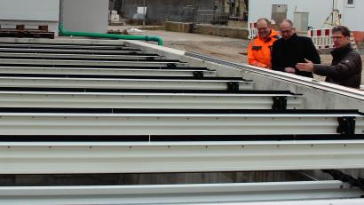 Bild: stg
Während der Bauphase erläuterte Ingenieur Stefan Haider Bürgermeister Roman Schäffler (von rechts), was es mit der Flotation auf sich hat.