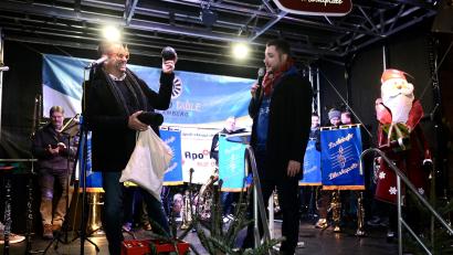 Bild: usc
Die Moderatoren Andreas Diehl (links) und Stefan Fuchs (rechts) boten den zahlreichen Marktbesuchern bei der Christbaumversteigerung einen unterhaltsamen Nachmittag
