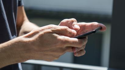 Bild: Christin Klose
Ein Mann ist an seinem Smartphone.