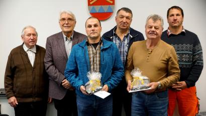 Bild: bkr
Thomas Walter und Manfred Hautmann (vorne von links) legten vor Obmann Konrad Merkl, Zweitem Bürgermeister Josef Hecht, Josef Wolf und Michael Schroller ihren Eid als Feldgeschworene ab.