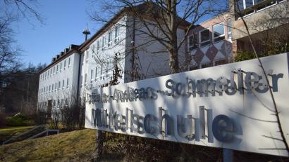 Bild: szl
Jürgen Bayer, Schulleiter der Johann-Andreas-Schmeller-Mittelschule in Tirschenreuth, stellte das neue pädagogische Konzept für die Schule vor. Nach der Generalsanierung ist dort statt Frontalunterricht ein Lernen in der "Cluster"-Struktur möglich.