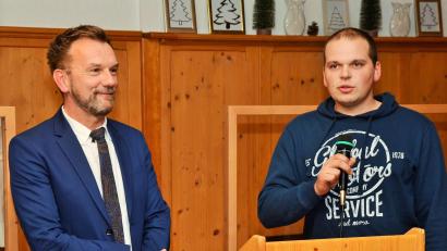 Bild: ker
WBV-Vorsitzender Robert Pirner (links) freute sich, dass der neue Betreuer des Maschinenstandorts, Matthias Kohl (rechts), sich auch als Beisitzer zu Wahl stellte.