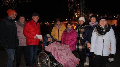 Bild: kro
300 Euro übergab der Vorsitzende der "D' Hankerler", Hans Eichhammer (Dritter von links), an Behindertenbeauftragte Petra Zanner (Bildmitte).