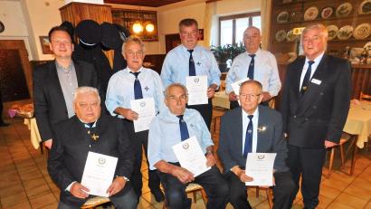 Bild: whü
BSB-Kreisvorsitzender Klaus-Dieter Nitzsche (rechts) und Bürgermeister Christian Porsch zeichneten Manfred Kauper, Rainer Schneider, Hans Bscherer (hinten von links), Günter Vogel, Hans Zobel und Manfred Bauer (vorne von links) für ihr jahrzehntelange Treue und hervorragende Verdienste um die Kameradschaft in verantwortlichen Funktionen aus.