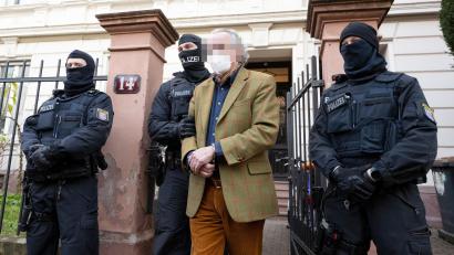 Bild: Boris Roessler
Die Bundesanwaltschaft hat am Mittwochmorgen mehrere Menschen aus der sogenannten "Reichsbürgerszene" im Zuge einer Razzia festnehmen lassen.