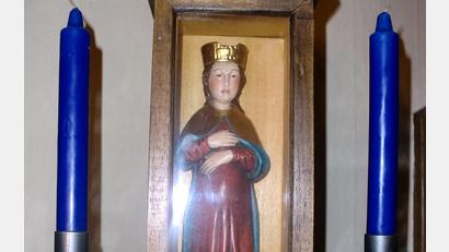 Bild: sh
Geschützt in einem Kästchen aus Holz wandert die Marienfigur in der Pfarrei St. Vitus zum in der Adventszeit von Familie zu Familie