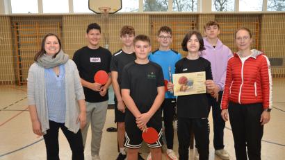 Bild: dob
Die Tischtennisspieler der Lobkowitz-Realschule gewannen den Kreisentscheid. Kreisobfrau Nikola Wolfrath aus Vohenstrauß (rechts) und Lehrerin Carolin Plödt aus Neustadt/WN (links) gratulierten den Siegern.