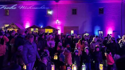 Bild: Stefanie Gradl
Mit einem Laternenzug zur Burg eröffneten die Kindergartenkinder den Weihnachtsmarkt.