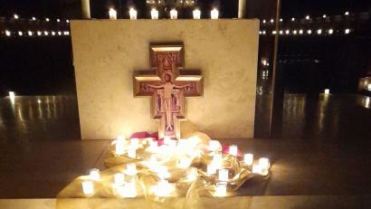 Bild: Gertrud Hankl/exb
Zur "Nacht der Lichter" waren in der Basilika unzählige Kerzen angezündet worden.