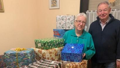Bild: bjp
27 Geschenkpakete sammeln Marianne und Heinz Stabla in Trabitz für Hans Karls Bosnienhilfe. Hinzu kommen über 1000 Euro an Barspenden.