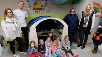 Bild: le
Freude bei den Kindern und Freude bei der Kindergartenleitung über das neue Spielhäuschen. Stehend, von links: Svenja Horn, Sebastian Reil, Alexandra Gailitzdörfer und Katja Kreuzer.