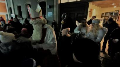 Bild: gz
Der Nikolaus verteilt mit den Engeln vor dem Rathaus Geschenke.