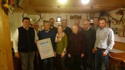 Bild: exb
Den treuen CSU-lern gratulierten auch CSU-Vize Ludwig Biller und JU-Vorsitzender Julian Kraus aus Weiherhammer ( hintere Reihe 3. und 4. von rechts) Bild: exb