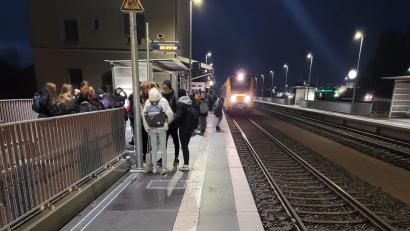 Bild: Bundespolizei/exb
Eine gefährliche Situation: Schulkinder stehen am Bahnsteig des Bahnhofs Schwarzenfeld, während ein Zug durchfährt.