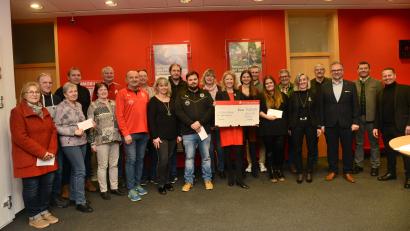 Bild: bey
Vorstandsvorsitzender Gerhard Hösl, Bürgermeister Rainer Rewitzer, Thomas Müllner und Filialdirektorin Monika Höllerer (von rechts) freuen sich an dreizehn Pleysteiner Vereine und Organisationen eine Gesamtspende von 4.220 Euro übergeben zu können.