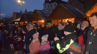Bild: bö
Dicht gedrängt zwischen Rathaus und Budenstraße standen die Besucher des Hohenburger Weihnachtsmarktes bei Bratwurstsemmeln, Glühwein und Tee zusammen.