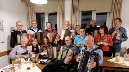 Bild: jzk
Sehr zur Freude der vielen Volksmusikfreunde spielte ein klangvolles Harmonikaorchester beim Musikantenstammtisch in Kemnath bekannte und beliebte Volksmusikstücke.
