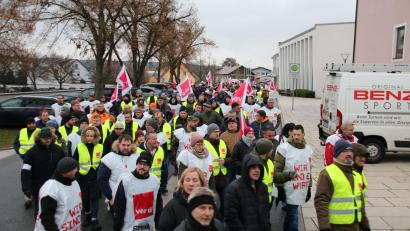 Bild: sne
Über 550 Demo-Teilnehmer ziehen von Lagerwache 3 entlang der Neuen Amberger und Schulstraße zum Jugendheim. Für sie ist das Angebot der Arbeitgeberseite indiskutabel.