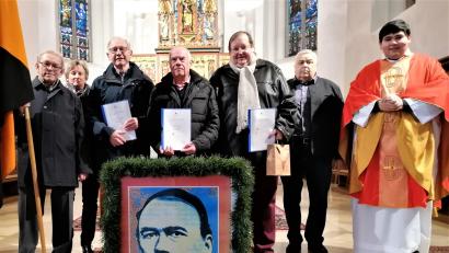 Bild: kod
Präses Ramon Rodriguez und Vorsitzender Rudi Schmidt (von rechts) überreichten Robert Mark, Alfred Bäuml, Rudi Kuhn und Rudi Schmidt (Dritter bis Sechster von links) Urkunden und je ein kleines Präsent für ihre langjährige Treue zur Kolpingsfamilie in Tirschenreuth.