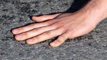 Bild: Sven Hoppe/dpa
Ein Klimaaktivist hat seine Hand auf die Fahrbahn geklebt. Im Landtag hält sich daher das Verständnis für die Protestformen der "Letzten Generation" in engen Grenzen.