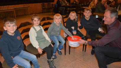 Bild: jr
„Kopf hoch“-Vorsitzender Edgar Wenisch (rechts) mit den Glücksfeen (von links) Leo, Ella, Gabriel, Janika und Henri bei der Ziehung der Lose.