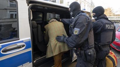 Bild: Boris Roessler
Bei einer Razzia gegen sogenannte Reichsbürger führen Polizisten, nach der Durchsuchung eines Hauses, den mutmaßlichen Rädelsführer ab.