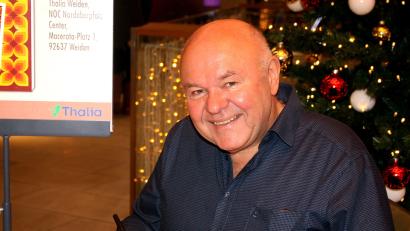 Bild: R. Kreuzer
Bei der Autogrammstunde im Thalia gibt Toni Lauerer Einblicke in seine Jugendzeit, ohne skandalösen Erfahrungen, aber mit vielen Peinlichkeiten.