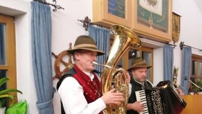 Bild: Anita Wiendl/exb
Für musikalische Unterhaltung sorgen auch die "Zwoa Schneidig´n" Christian Müller, Manfred Wild.