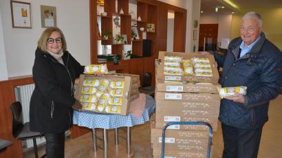 Bild: jr
Strahlend übergab Oskar Deininger (Lions-Hilfswerk Marktredwitz-Fichtelgebirge) 380 Christstollen an Tafel-Vorsitzende Nicole Fürst von der Mitterteicher Tafel. Die Tafelbezieher dürfen sich über diese vorweihnachtliche Gabe freuen.