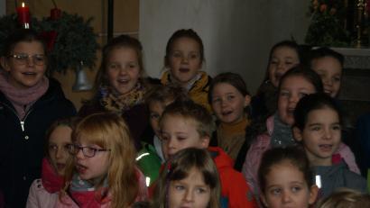 Bild: sei
Der Kinderchor bezaubert am zweiten Adventssonntag die Gottesdienstbesucher in der evangelischen Kirche mit einer Adventsreise um die Welt.